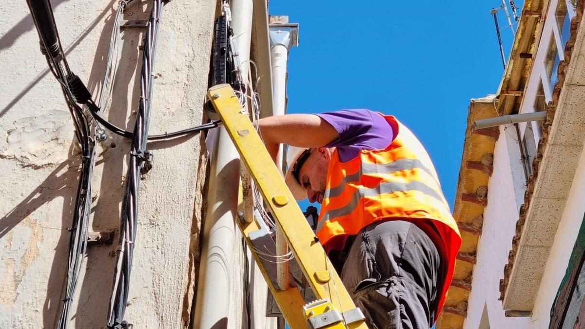 Instalación de fibra óptica en una localidad rural.