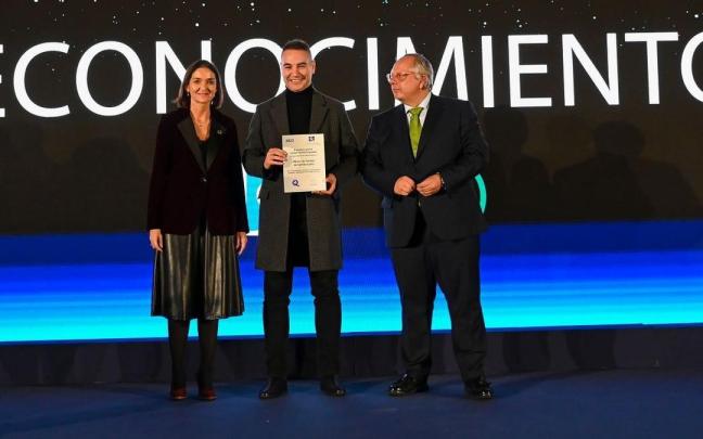 Magunagoikoetxea junto a la ministra Maroto.