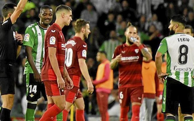 El árbitro expulsa a Fekir. | FOTO: EFE