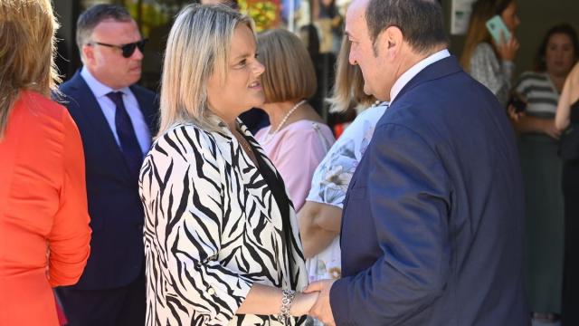 Ortuzar saluda a Marimar Blanco, momentos antes de que dé comienzo el homenaje en Ermua.