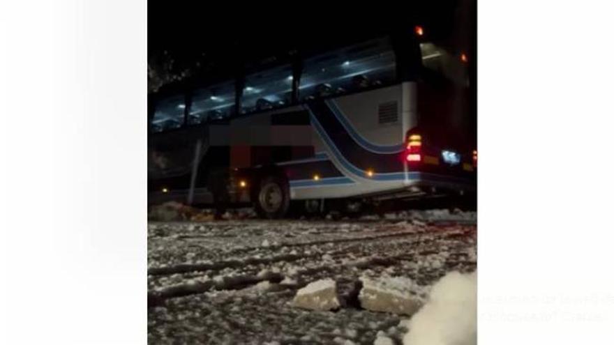 Rescate del autobús bloqueado por la nieve en Isaba