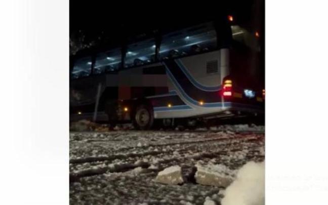 Rescate del autobús bloqueado por la nieve en Isaba