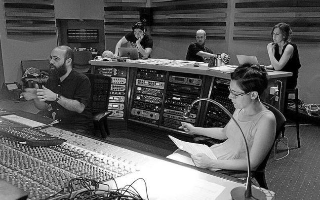 Un momento de la grabación, con presencia del director vitoriano Paul Urkijo. | FOTO: XABIER ZEBERIO Un momento de la grabación, con presencia del director vitoriano Paul Urkijo. | FOTO: XABIER ZEBERIO
