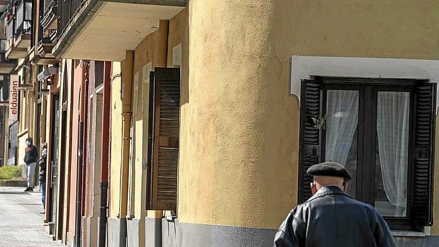 Un hombre transita por una calle de Villabona. | FOTO: N.G.