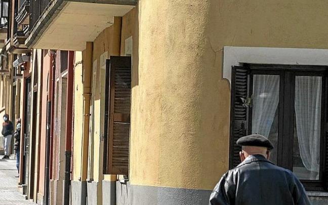 Un hombre transita por una calle de Villabona. | FOTO: N.G.