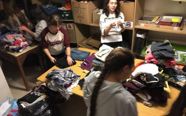 Alumnas de un colegio de Vitoria en una campaña anterior de recogida de ropa usada