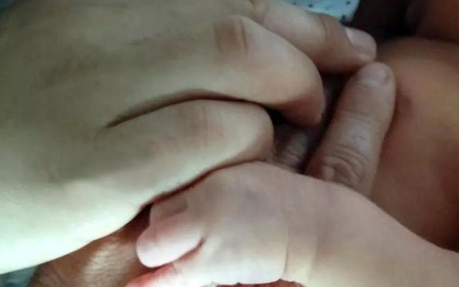 Imagen facilitada ayer por Pedro, el padre de Aimar, a través de una red social, en la que se ven la mano del pequeño y las de sus progenitores, aún en el hospital de Basurto.