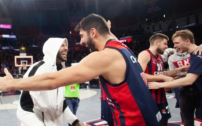 Dani Díez y el suspendido Pierria Henry explotan de alegría tras el triunfo conseguido en la prórroga contra el Efes Dani Díez y el suspendido Pierria Henry explotan de alegría tras el triunfo conseguido en la prórroga contra el Efes