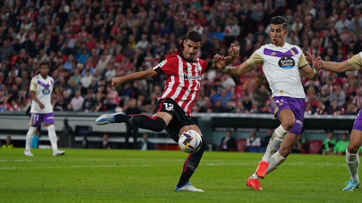 Gorka Guruzeta dispara en la acción del segundo gol.