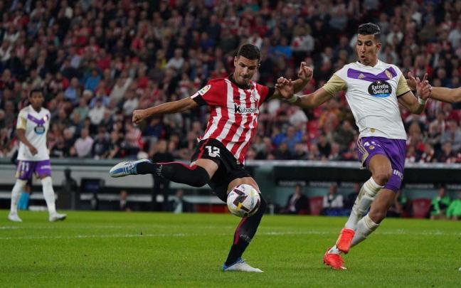 Gorka Guruzeta dispara en la acción del segundo gol.