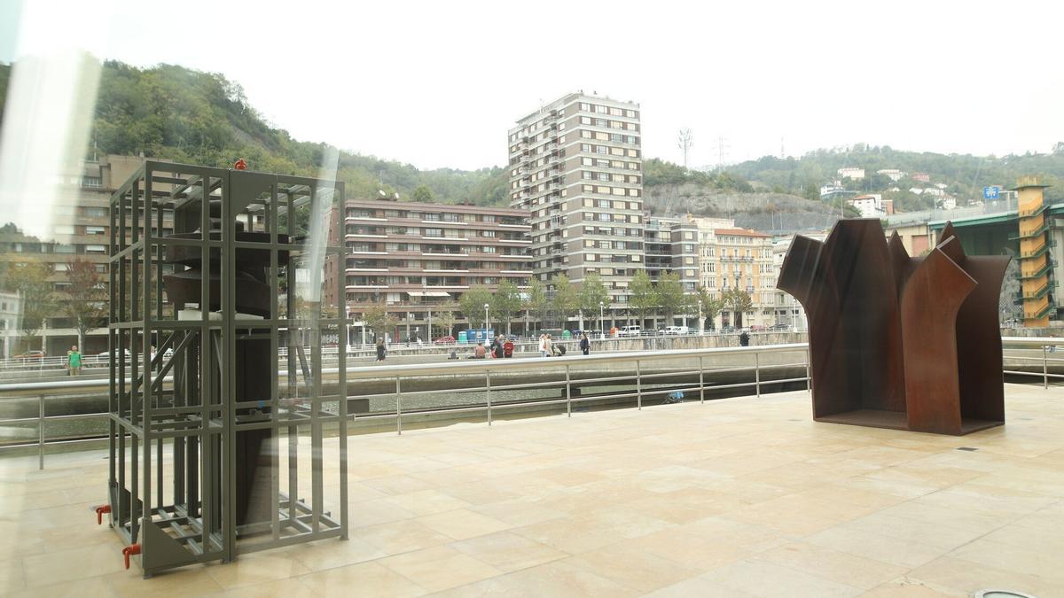 El Guggenheim instala dos obras de Chillida en la terraza