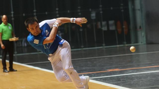 Danel Elezkano alcanza una pelota en el ancho del frontón Bizkaia de Bilbao.