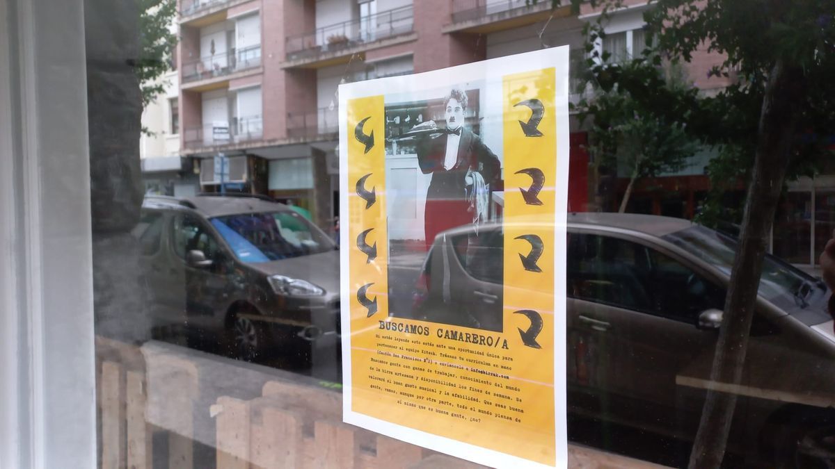 La oferta de trabajo también está colgada en la calle Ramiro de Maeztu, en Birrak Beer Store.
