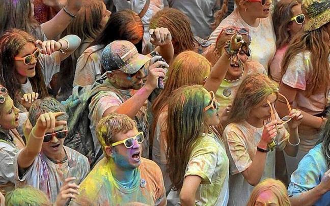 Numerosos chicos y chicas disfrutaron de la m&uacute;sica y colorido general. | FOTOS: ARNAITZ RUBIO