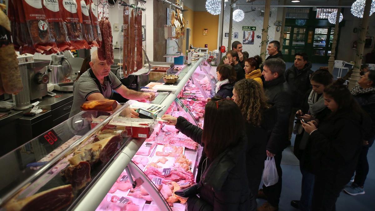 Compras navideñas en mercados de Pamplona.