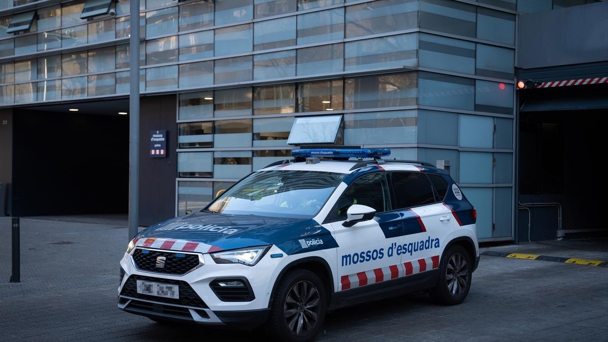 Vehículo de los Mossos en el que ha salido detenido Dani Alves.