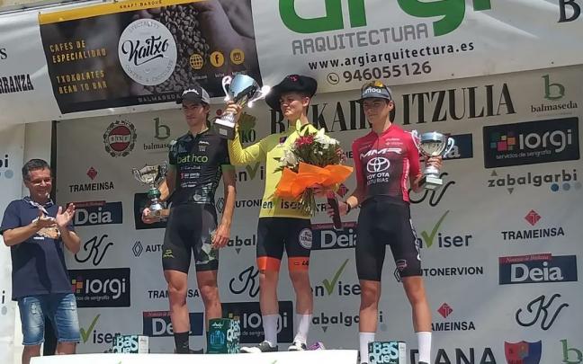 Thomas Smith, vestido de amarillo en lo m&aacute;s alto del podio tras ganar la Bizkaiko Itzulia.