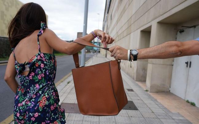 Los robos con violencia o intimidación se han duplicado en el primer semestre del año en Bizkaia, hasta alcanzar los 766 entre enero y junio. Los robos con violencia o intimidación se han duplicado en el primer semestre del año en Bizkaia, hasta alcanzar los 766 entre enero y junio.