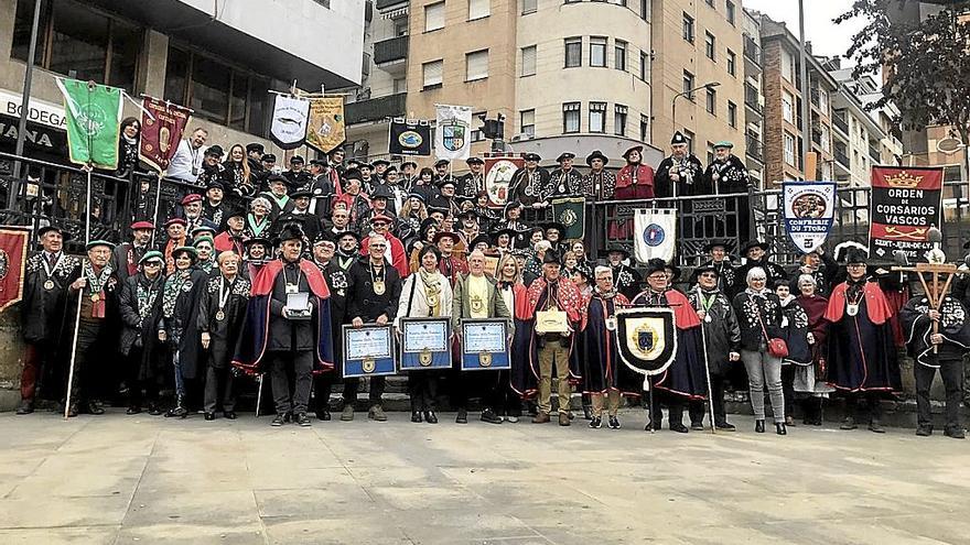 Las cofradías se tomaron una foto con los nuevos cofrades de honor.