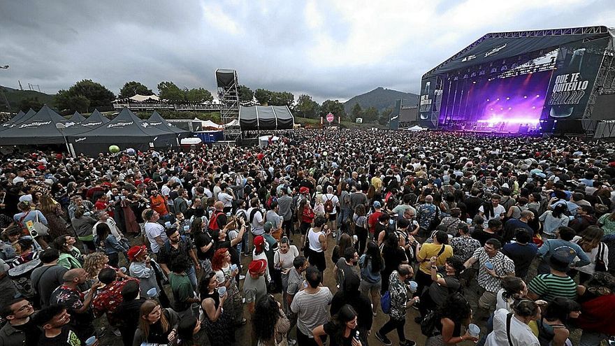 Imagen de miles de personas en el concierto de Placebo del BBK Live, que ha arrancado esta edición con un gran éxito tras dos años de pandemia. | FOTO: JUAN LAZKANO