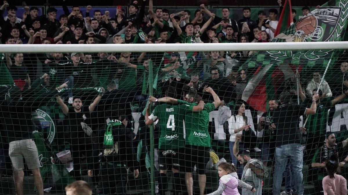 Jugadores del Sestao celebran en Las Llanas la clasificación a la segunda ronda de Copa tras superar al Racing de Ferrol