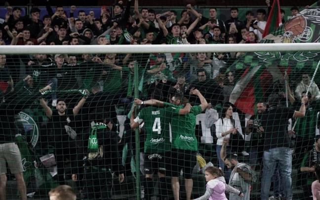 Jugadores del Sestao celebran en Las Llanas la clasificación a la segunda ronda de Copa tras superar al Racing de Ferrol Jugadores del Sestao celebran en Las Llanas la clasificación a la segunda ronda de Copa tras superar al Racing de Ferrol