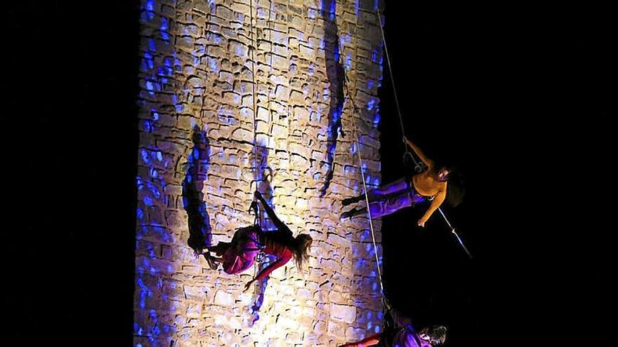 Una espectacular escalada acrobática por la torre de El Calero sirvió este año para proceder al encendido del Árbol de los Deseos, el tradicional primer acto en Iruña de Oca