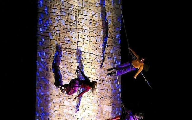 Una espectacular escalada acrob&aacute;tica por la torre de El Calero sirvi&oacute; este a&ntilde;o para proceder al encendido del &Aacute;rbol de los Deseos, el tradicional primer acto en Iru&ntilde;a de Oca