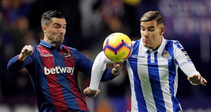 Jason Remeseiro, durante su etapa en el Levante, pugna por el balón con el albiazul Theo