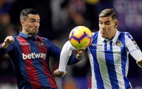 Jason Remeseiro, durante su etapa en el Levante, pugna por el balón con el albiazul Theo
