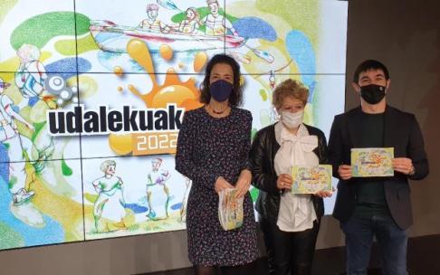 Lorea Bilbao por Bizkaia, la alavesa Ana del Val e Isaac Palencia de la Diputación de Gipuzkoa han presentado el programa 'Udalekuak 2022'.