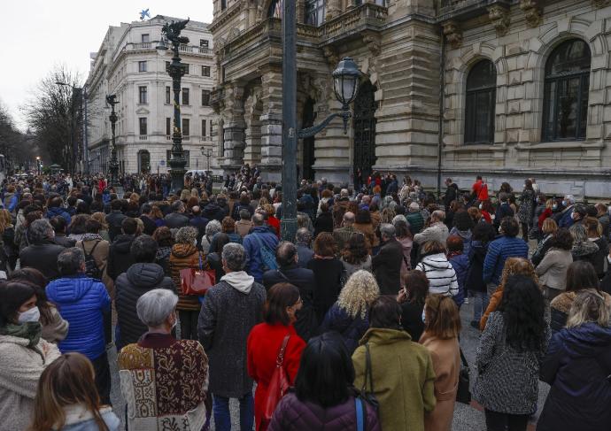 Decenas de personas se han concentrado en Bilbao para rechazar la invasión militar de Ucrania.