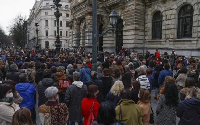Decenas de personas se han concentrado en Bilbao para rechazar la invasión militar de Ucrania.