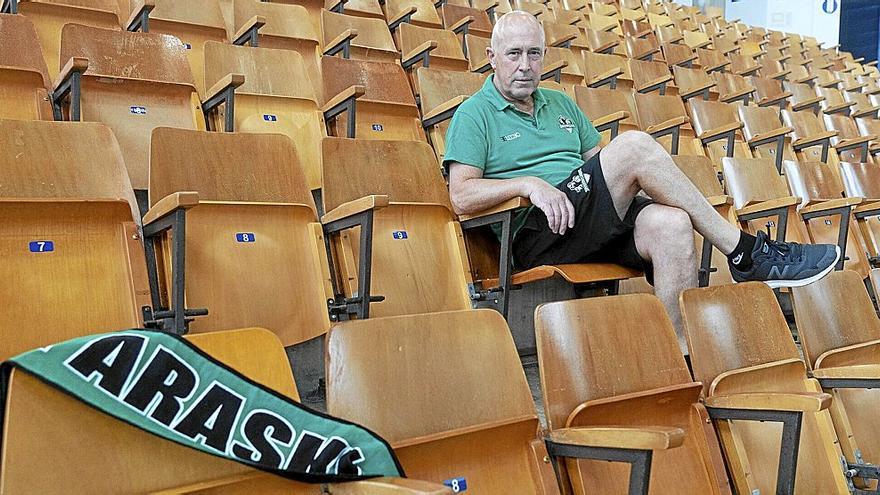 José Antonio Molinuevo posa en la grada del polideportivo de Mendizorroza, donde se disputa la Supercopa a partir de hoy. | FOTO: ALEX LARRETXI