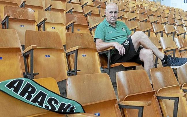 José Antonio Molinuevo posa en la grada del polideportivo de Mendizorroza, donde se disputa la Supercopa a partir de hoy. | FOTO: ALEX LARRETXI