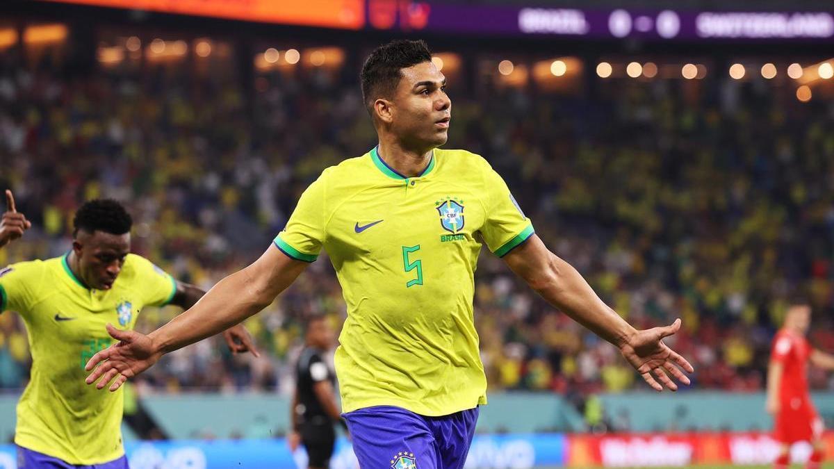 Casemiro celebra el gol que le ha dado la victoria a Brasil.