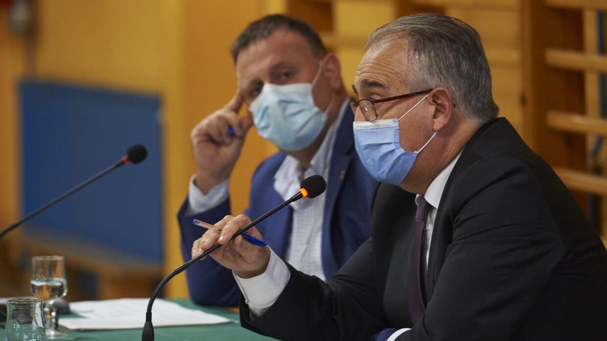 El concejal Labairu junto al alcalde Maya en un foro vecinal en la Milagrosa.