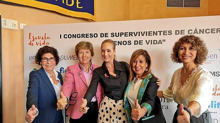 Margarita Esteban (izquierda), posando junto a Sandra Ibarra (en el centro).