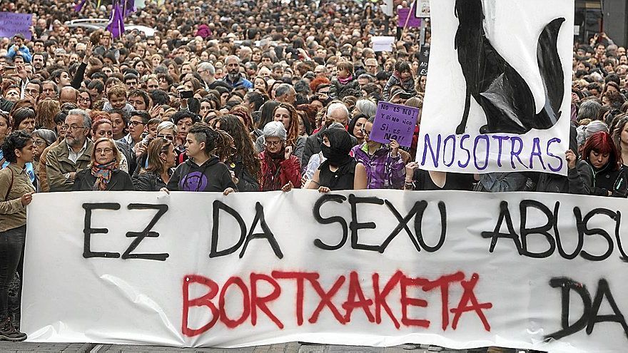 Multitudinaria manifestación celebrada en Bilbao en protesta por la polémica sentencia de La Manada en los Sanfermines de 2016. | FOTO: JUAN LAZKANO