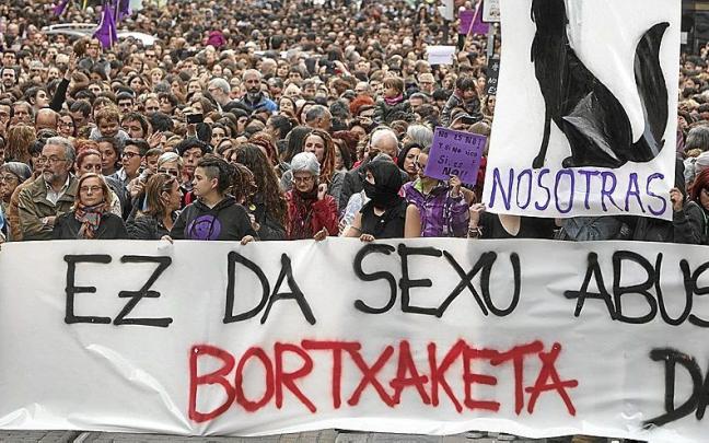 Multitudinaria manifestación celebrada en Bilbao en protesta por la polémica sentencia de La Manada en los Sanfermines de 2016. | FOTO: JUAN LAZKANO