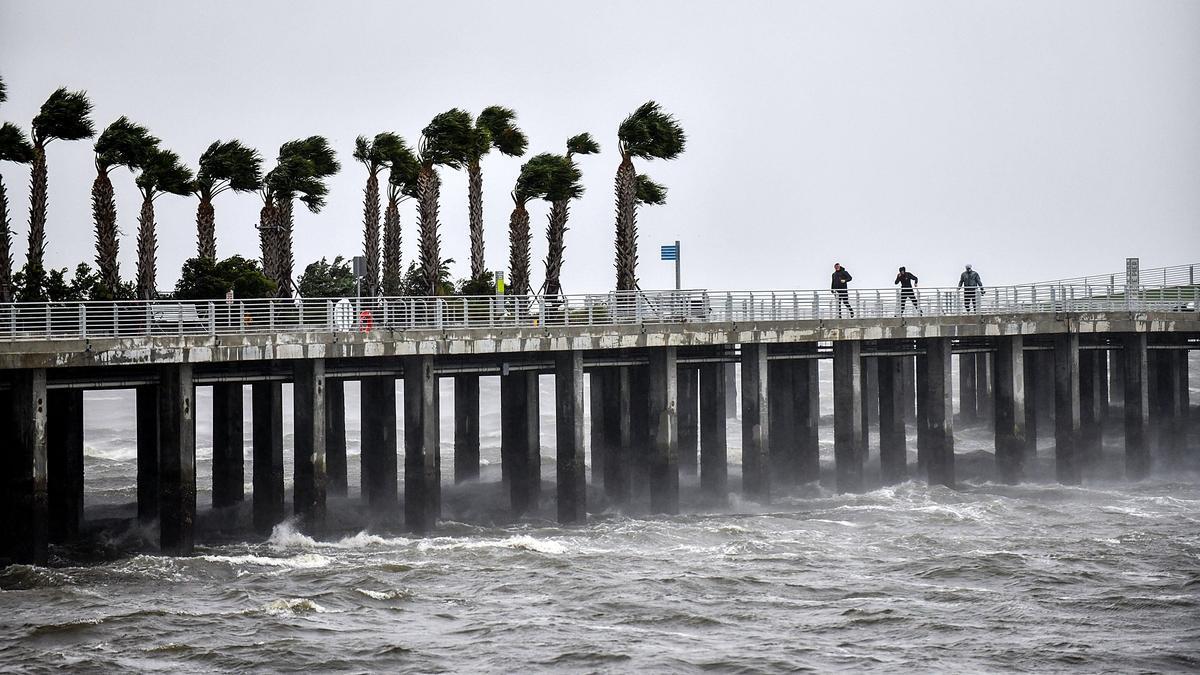 El poderoso huracán Ian de categoría 4 golpea la costa oeste de Florida