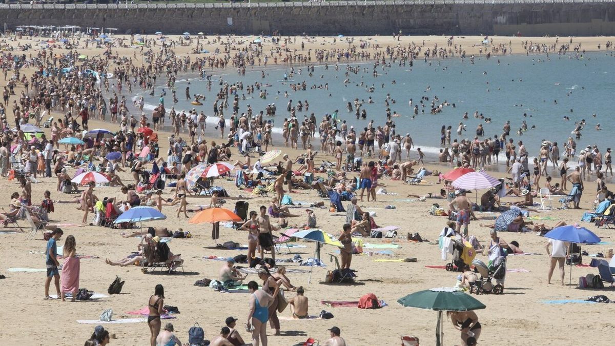 La playa de La Concha en plena ola de calor en julio.