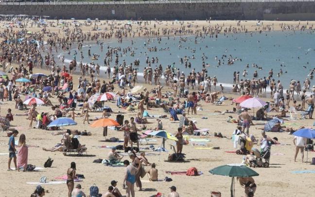 La playa de La Concha en plena ola de calor en julio. La playa de La Concha en plena ola de calor en julio.