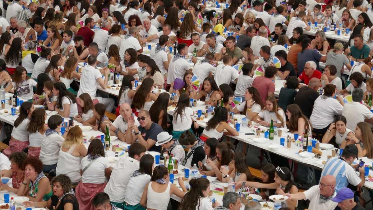 La comida popular reunió a diferentes cuadrillas.