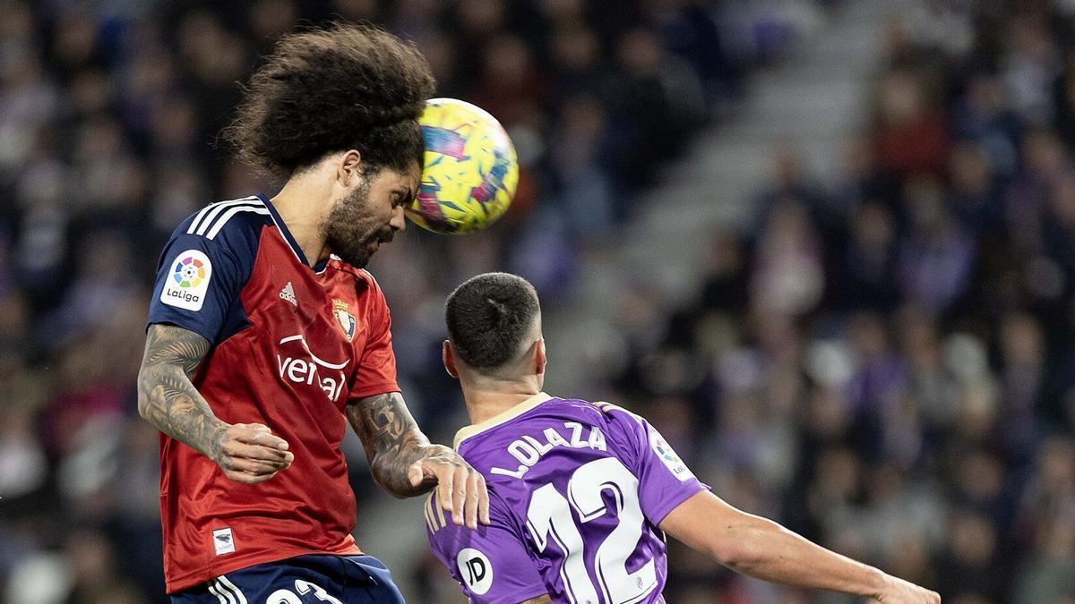 Aridane se impone en un salto a Lucas Olaza para despejar el balón.