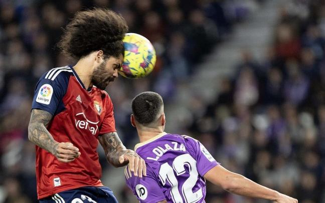 Aridane se impone en un salto a Lucas Olaza para despejar el balón.