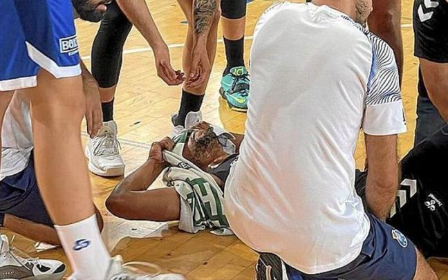 Andrew Goudelock, atendido unos minutos despu&eacute;s de lesionarse en Laredo.