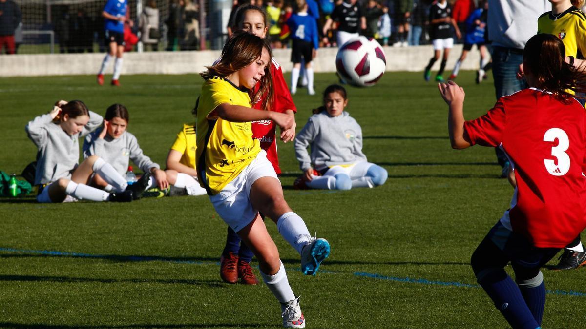 Aiora Velasco Sanz, centrocampista del colegio Hermanas Úriz Pi, dispara a puerta en el partido de ayer ante el equipo de San Pedro.