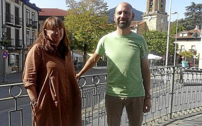 La edil Naiara Olabarria y el portavoz Ion Albizu. | FOTO: A.D.