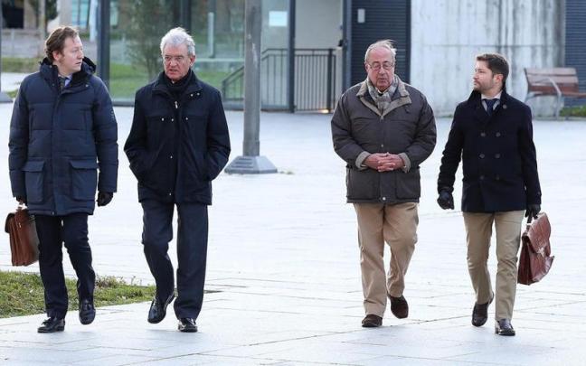 Ángel Vizcay, con sus tres abogados: Miguel Martínez de Lecea, Juan Mari Zuza y Jaime Zuza.